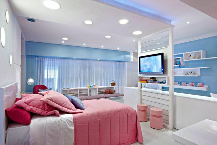 Roze en blauw interieur van een kinderkamer