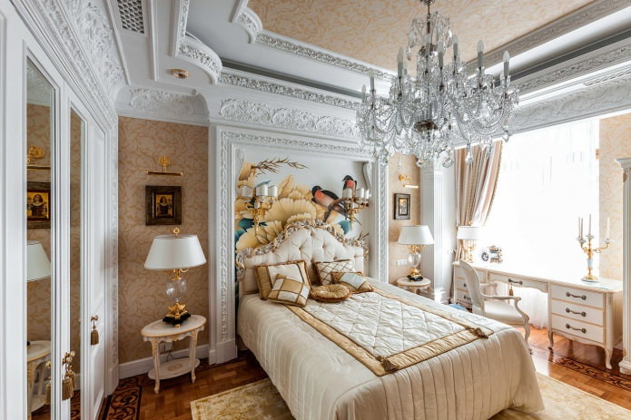 Muurschildering in een klassieke slaapkamer