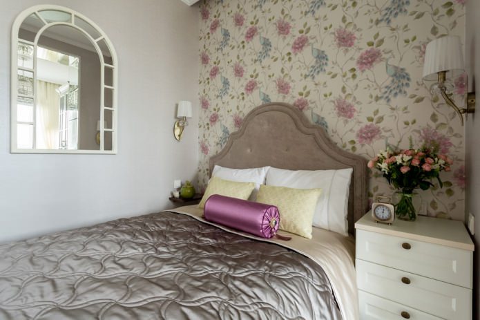 behang met bloemen in een compacte slaapkamer