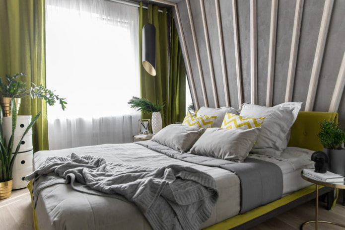 slaapkamer met verticale decoratie aan de muur
