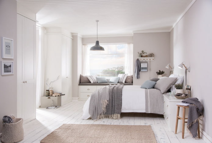 plafonddecoratie in een lichte slaapkamer van houten latten