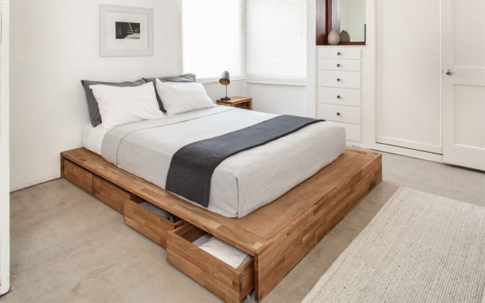 laden onder het bed in een kleine kamer