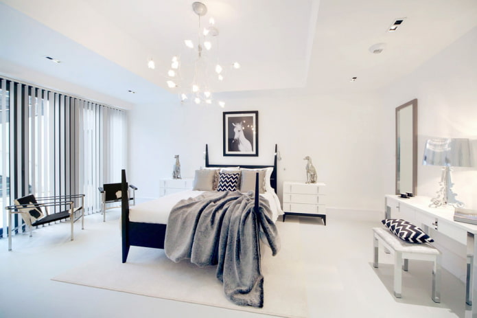 slaapkamer met perfect witte muren zonder decoratie