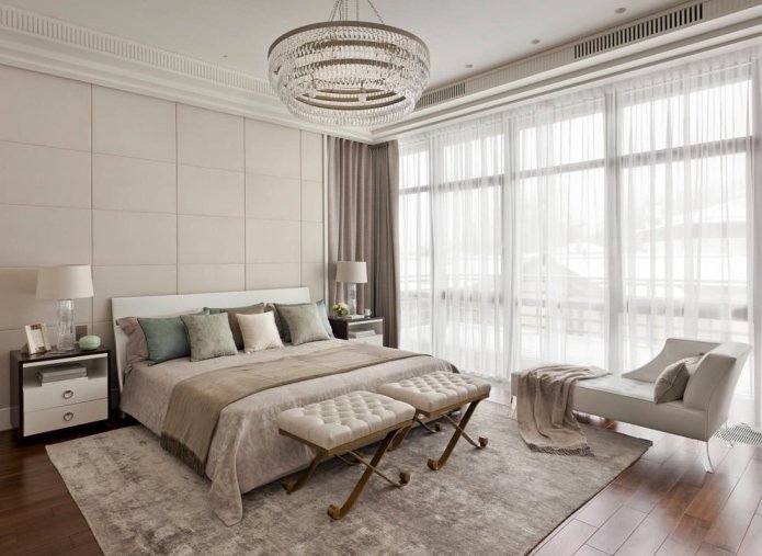 grote kroonluchter aan het plafond in de slaapkamer