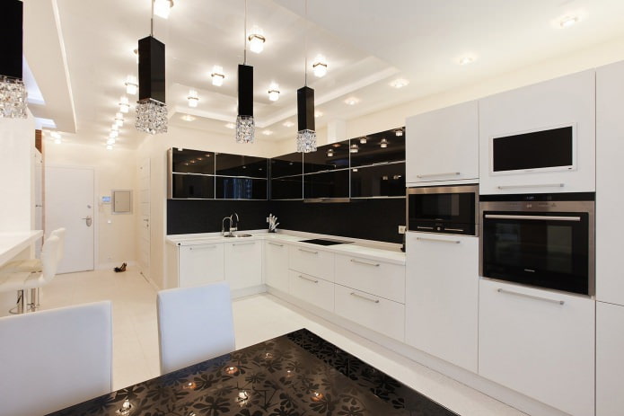 keuken met zwart-witte meubels