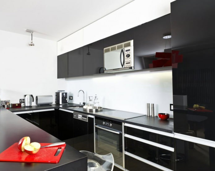 zwart-wit keukeninterieur met de toevoeging van rood