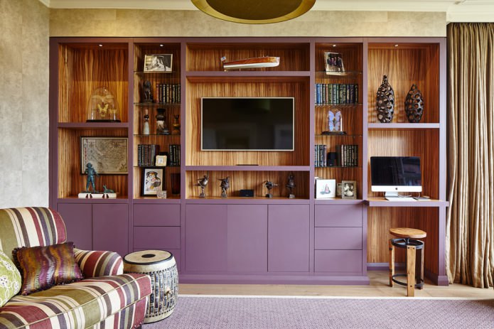 Paars en bruin in het interieur van de woonkamer