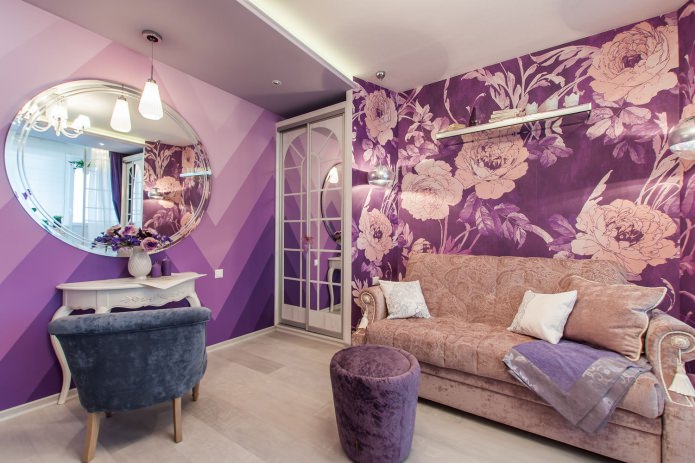 Paars behang met bloemen