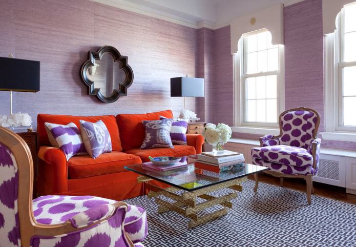 Rood-paars interieur van de woonkamer