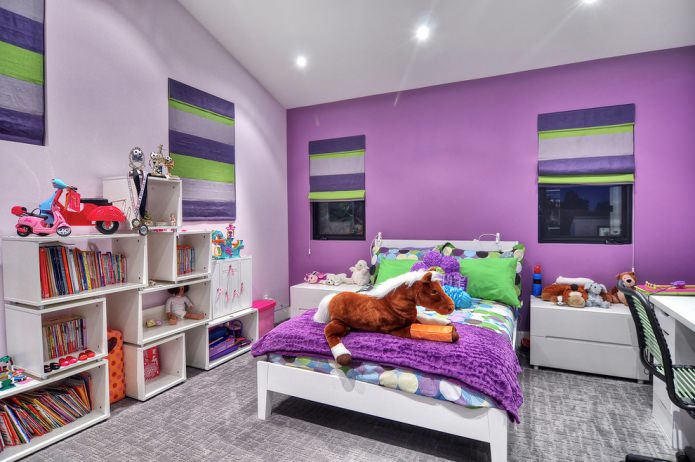 kinderkamer in paarse tinten met groene accenten