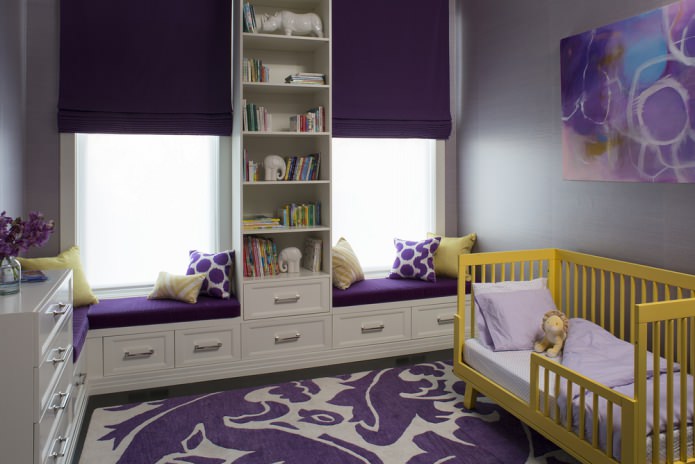 Geelpaars interieur van een kinderkamer