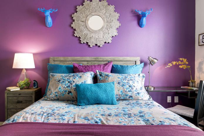 Turquoise en paars in het interieur van de slaapkamer