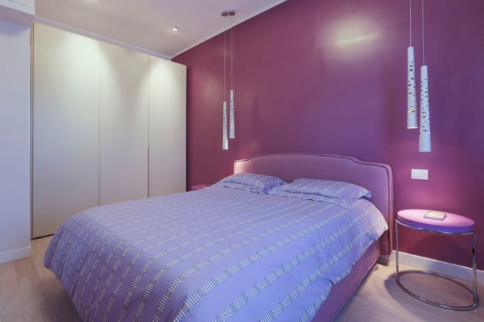 minimalistische slaapkamer in paarse tinten