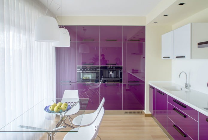 keukeninterieur met paarse set