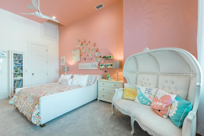 Wit en perzikkleurig interieur