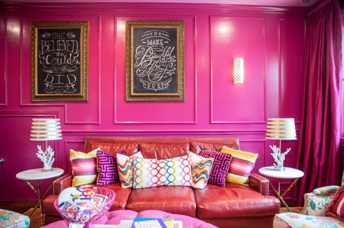 felroze woonkamer