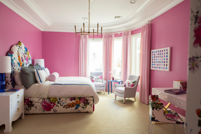 roze muren in de slaapkamer