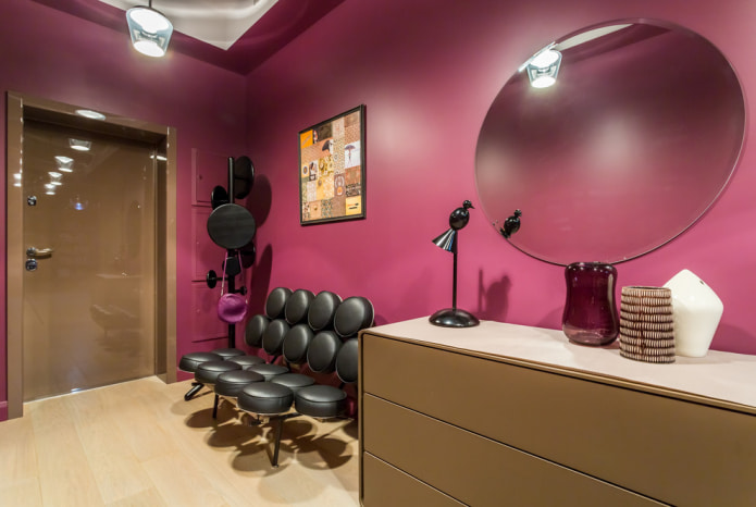roze muur in de gang