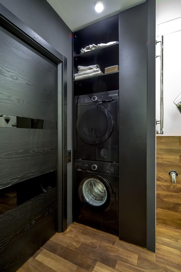 modern badkamerinterieur met wasmachine en droger