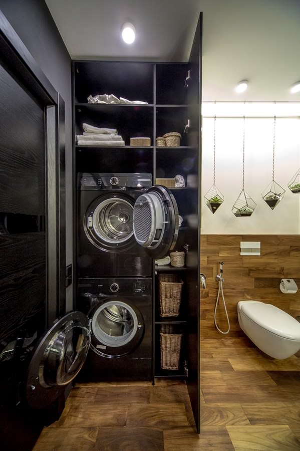 modern badkamerinterieur met wasmachine en droger