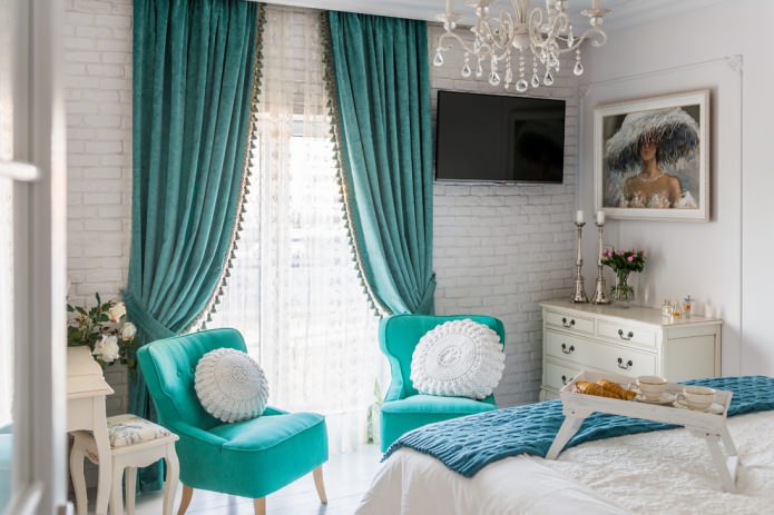 turquoise fauteuils en gordijnen