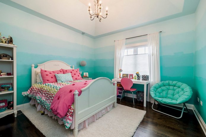 ombre behang met witte gordijnen
