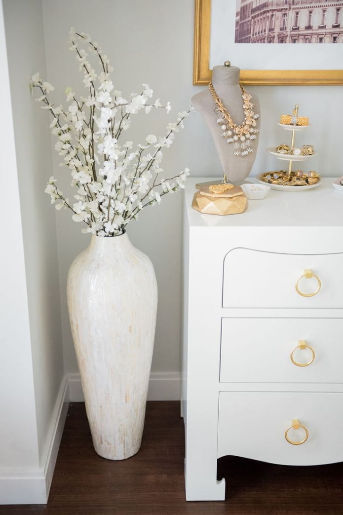 vaas met bloemen in de slaapkamer
