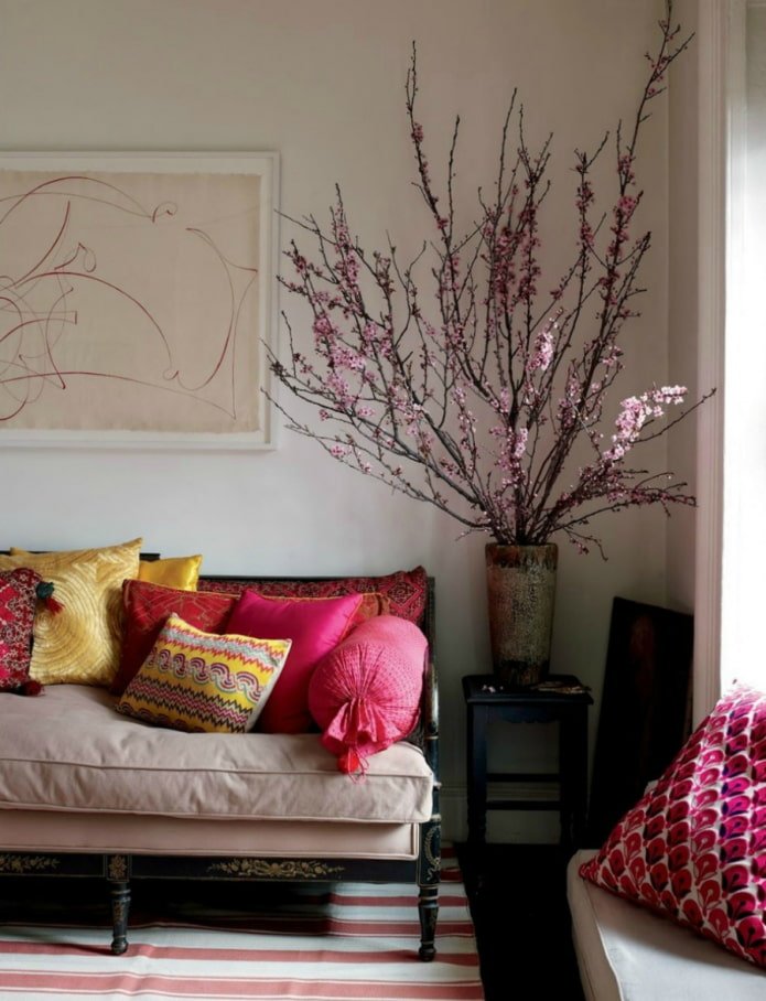sakura bloemen bij de bank