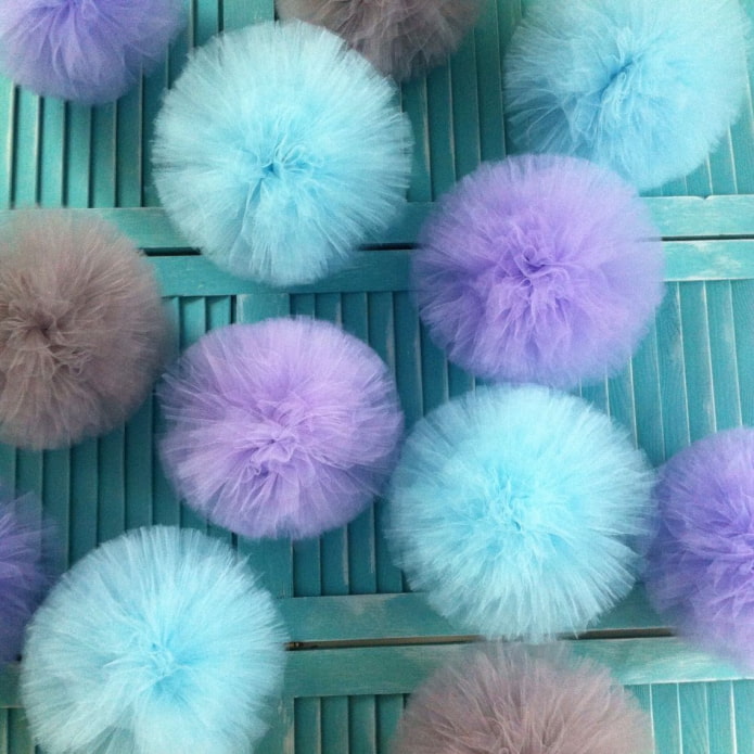 Pompons van oude tule
