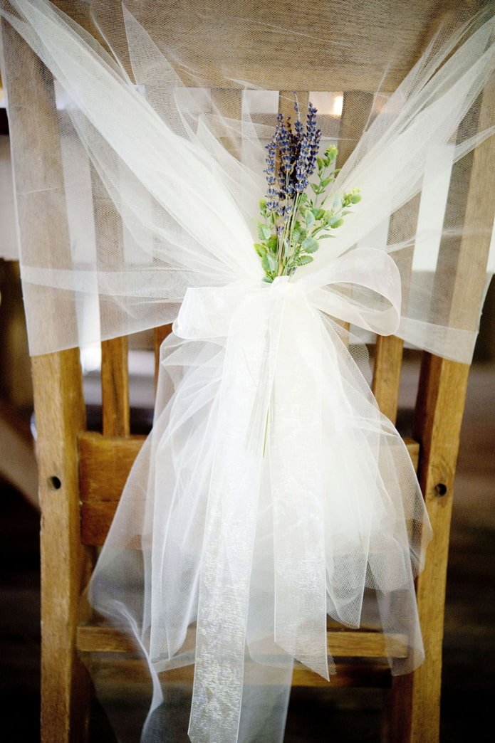 stoel met decoratie van oude tule