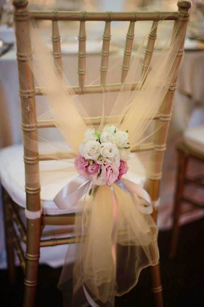 stoel met decoratie van oude tule