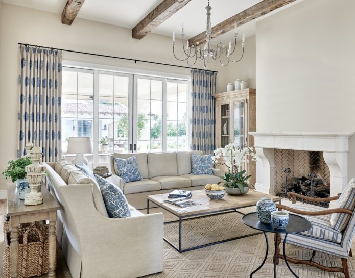woonkamerinterieur met een breed raam