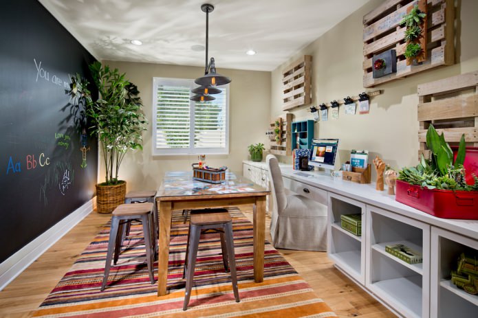 modern Italiaans kinderkamerinterieur met houten tafel