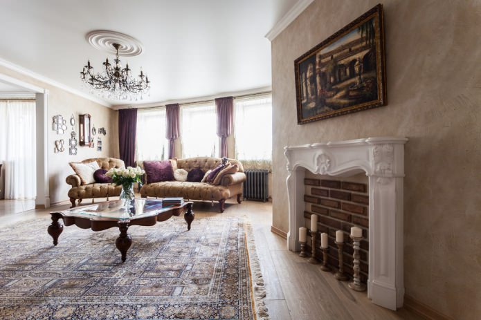 klassiek Italiaans interieur met bronzen kroonluchter