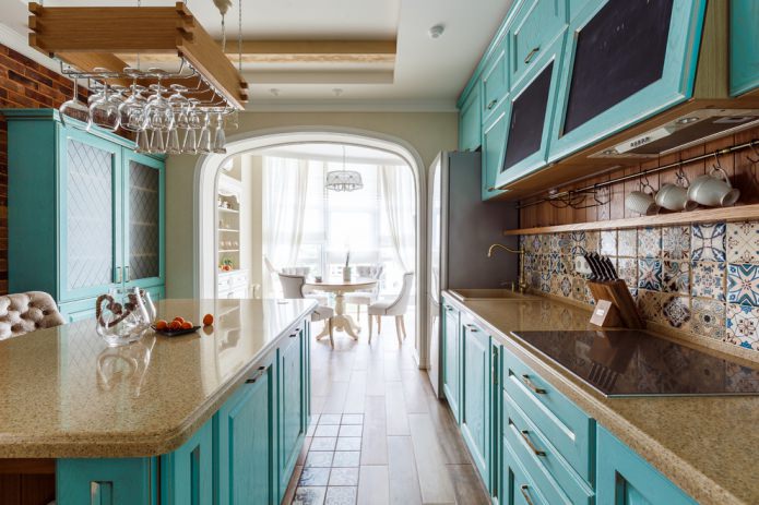 keukeninterieur in turquoise met majolica op de keukenachterwand