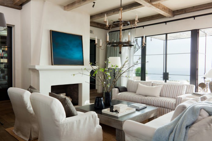 woonkamerinterieur met decoratieve balken en smeedijzeren hanglamp