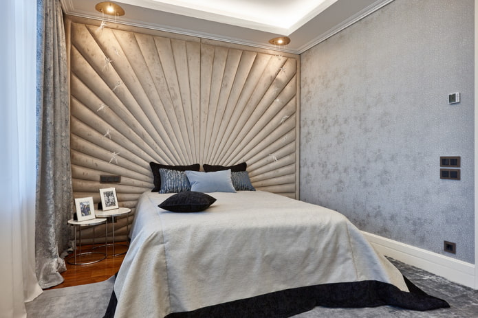 Hoofdbord tot aan het plafond, over de hele muur