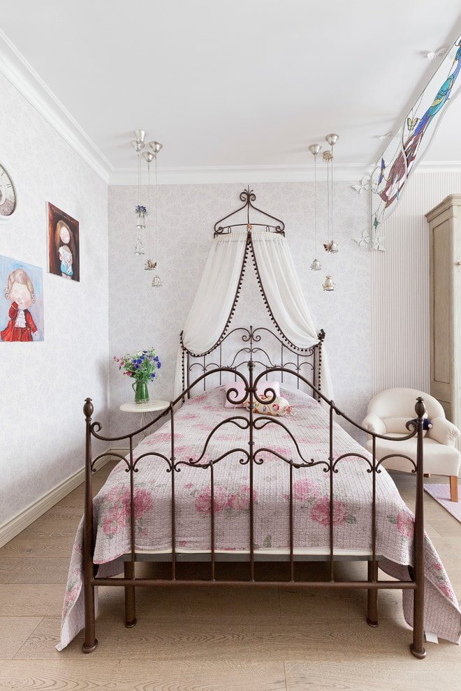 Smeedijzeren bed met hemelbed