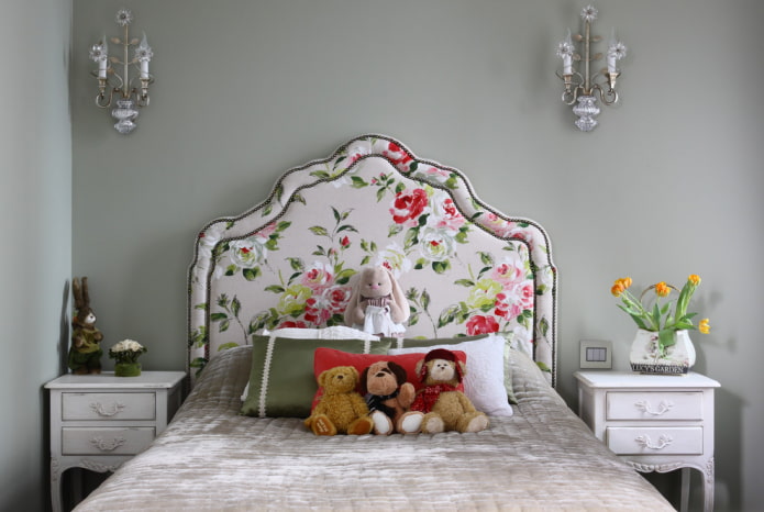 kinderbed met een zacht hoofdeinde