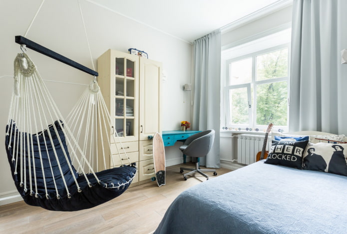 hangschommel in een jongenskamer