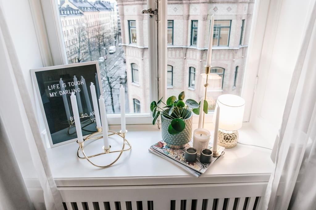 Hoe decoreer je een vensterbank? Decoratiemogelijkheden, foto's van het interieur.