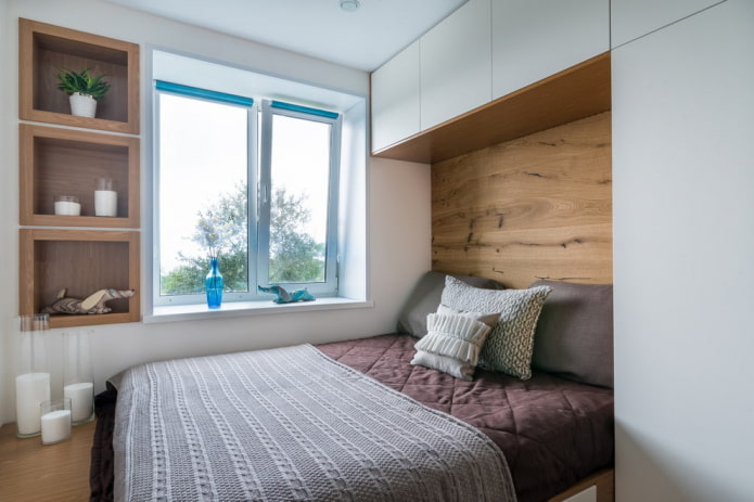 vensterbank naast het bed