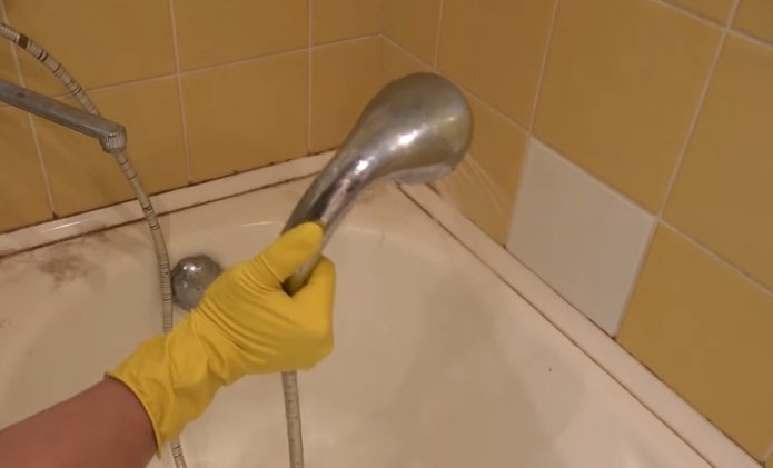 bevochtig de aangetaste oppervlakken