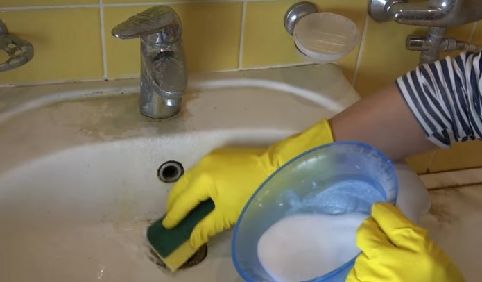 het aangetaste oppervlak schoonmaken