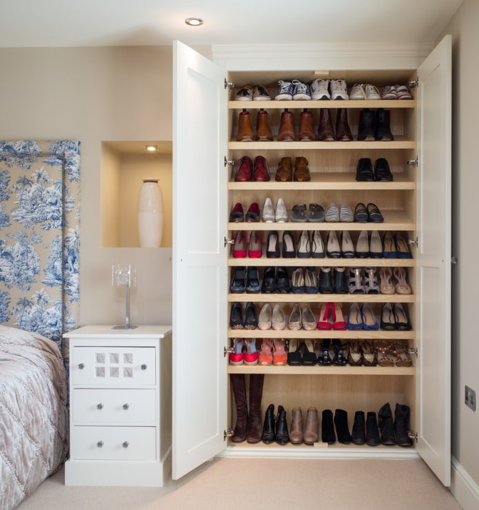 kledingkast in de slaapkamer met schoenen