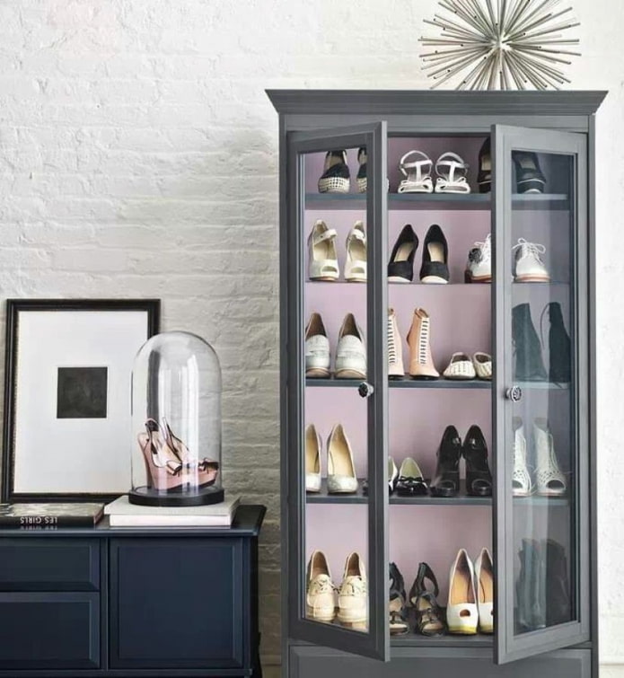 hergebruikt dressoir met modieuze schoenen