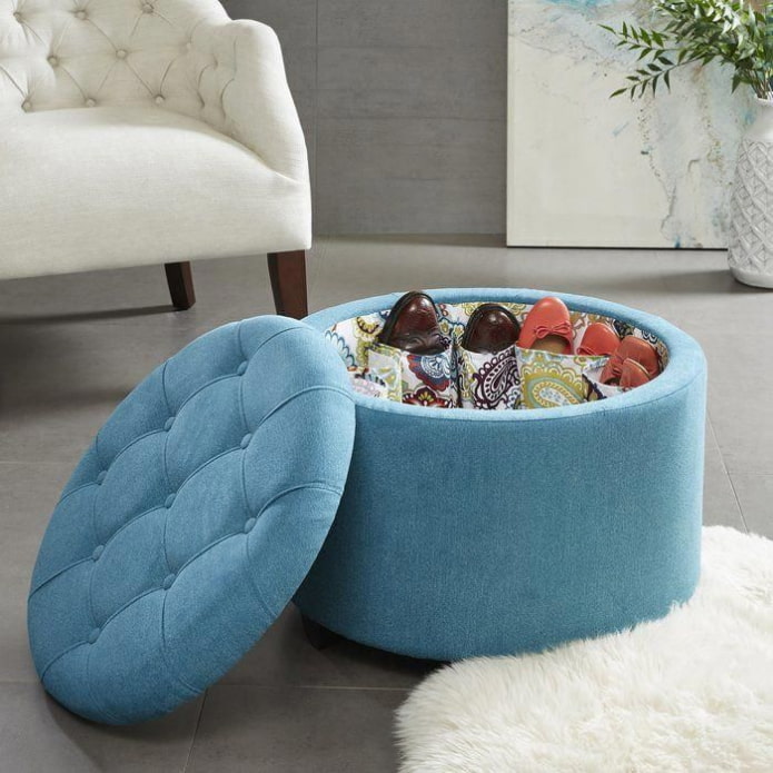 open ottoman met schoenen