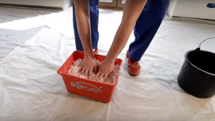 vloeibaar behang met de hand mengen