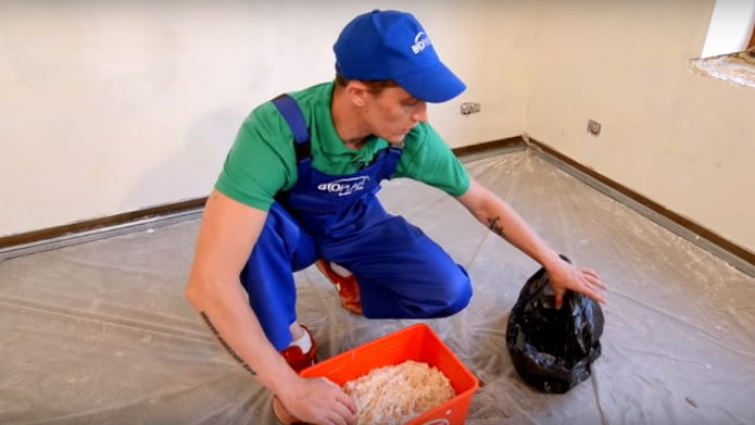 kant-en-klaar vloeibaar behang in een zak doen