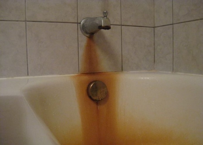 Roest op het oppervlak van sanitair